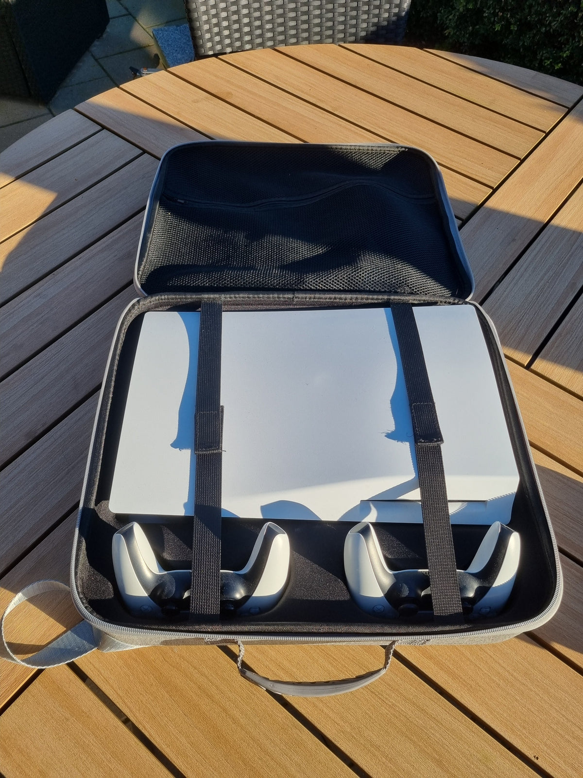 PlayStation 5 Édition Standard (Lecteur Blu-ray Ultra HD) – Pack Complet avec Sac de Transport, 2 Manettes DualSense & 6 Jeux