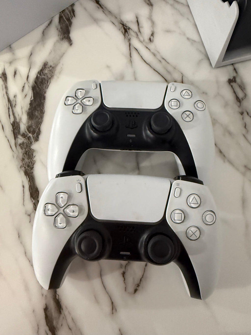 Sony PlayStation 5 Slim (Édition Blanche) + 2 Manettes DualSense + Station de Recharge