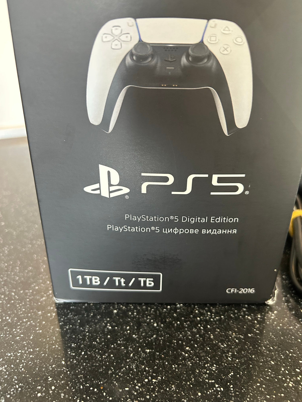 Sony PlayStation 5 Édition Numérique (1 To) – État Neuf + 2 Manettes
