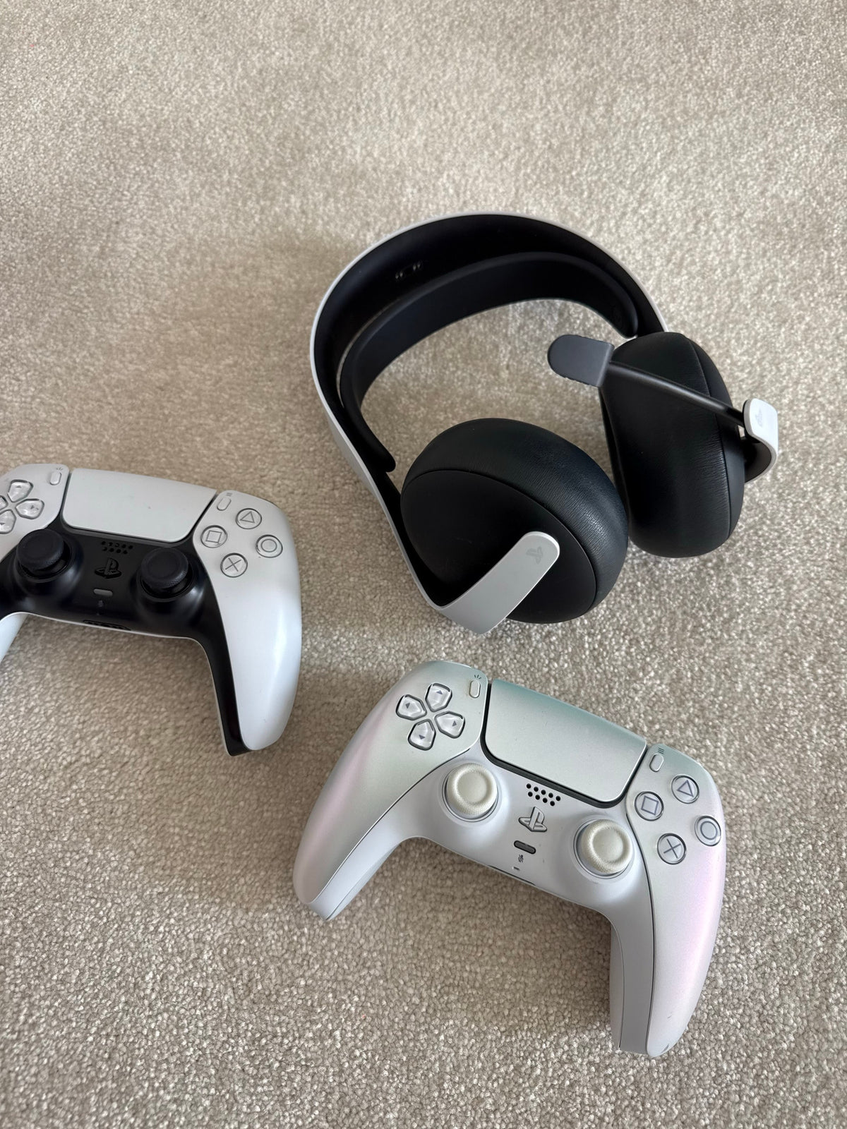Pack Accessoires PS5 : Manettes Sans Fil DualSense (Sterling Silver & Blanche) + Casque Audio Sans Fil PULSE 3D