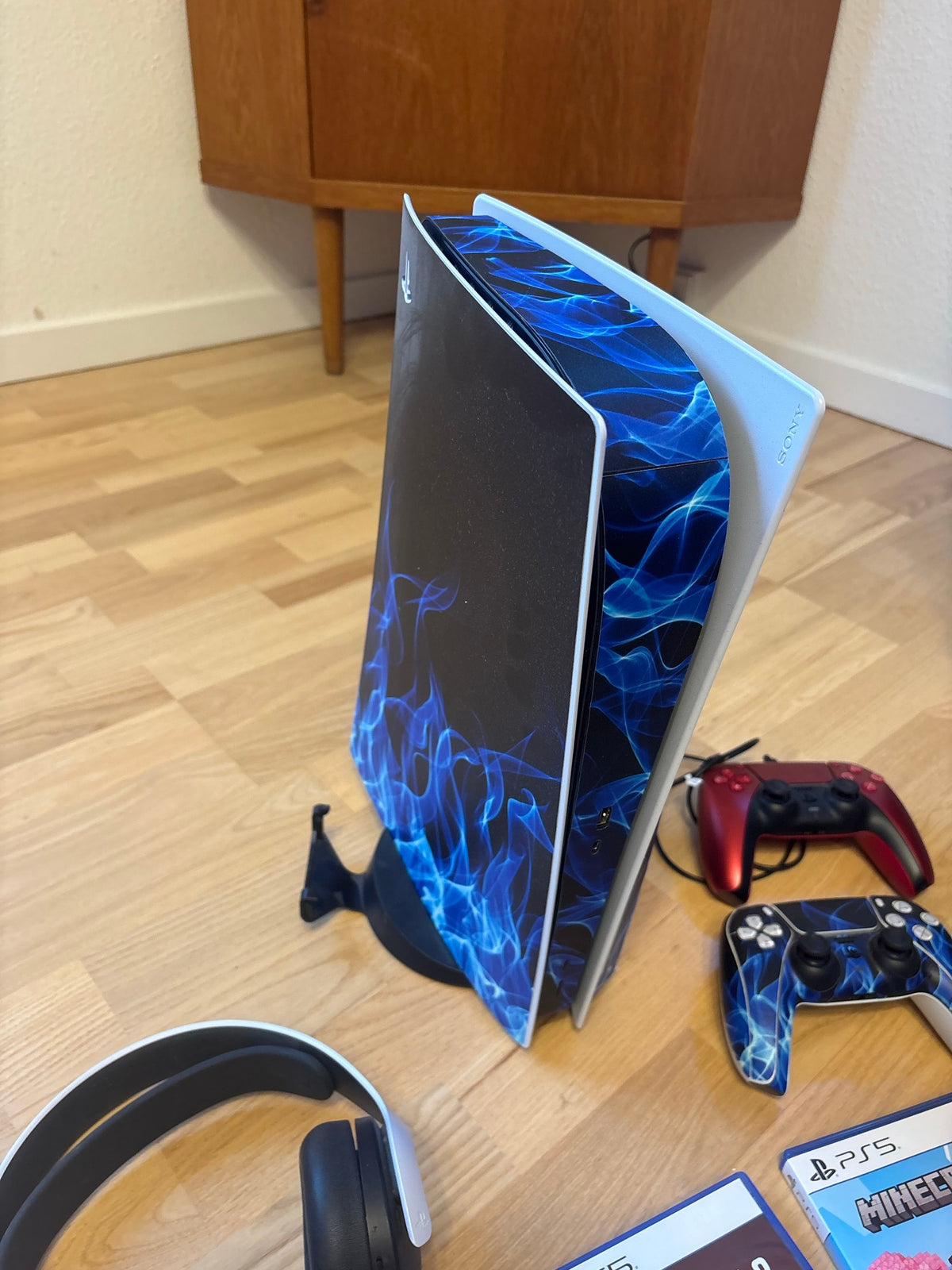 Pack Console PlayStation 5 (Édition Disque) Custom Flammes Bleues + Casque Pulse 3D + 2 Manettes DualSense + 2 Jeux PS5