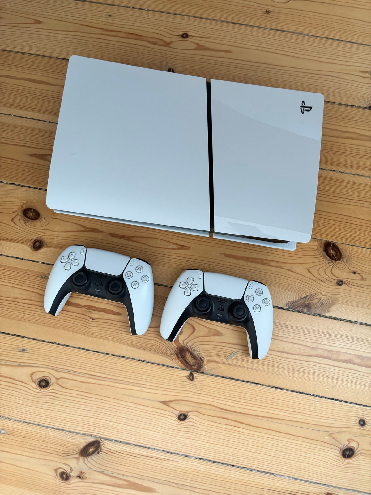 Pack PlayStation 5 Slim (Édition Digitale) + 2 Manettes sans fil DualSense
