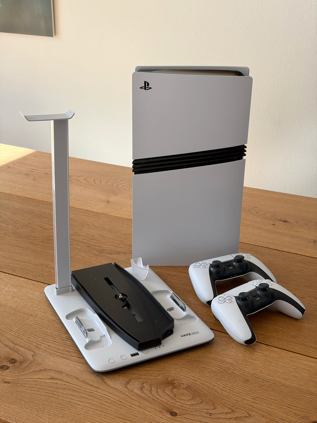 Pack PlayStation 5 Pro 2 To – Contient 2 Manettes DualSense + Station de Refroidissement Maxx Tech DLX LED (État Excellent)