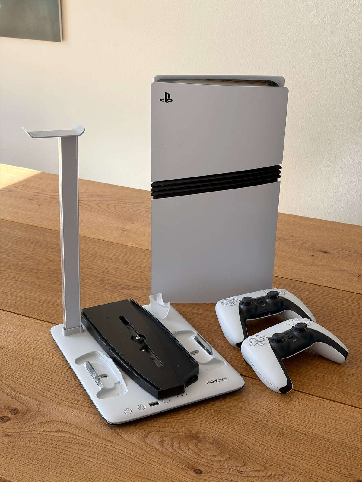Pack PlayStation 5 Pro 2 To – Contient 2 Manettes DualSense + Station de Refroidissement Maxx Tech DLX LED (État Excellent)