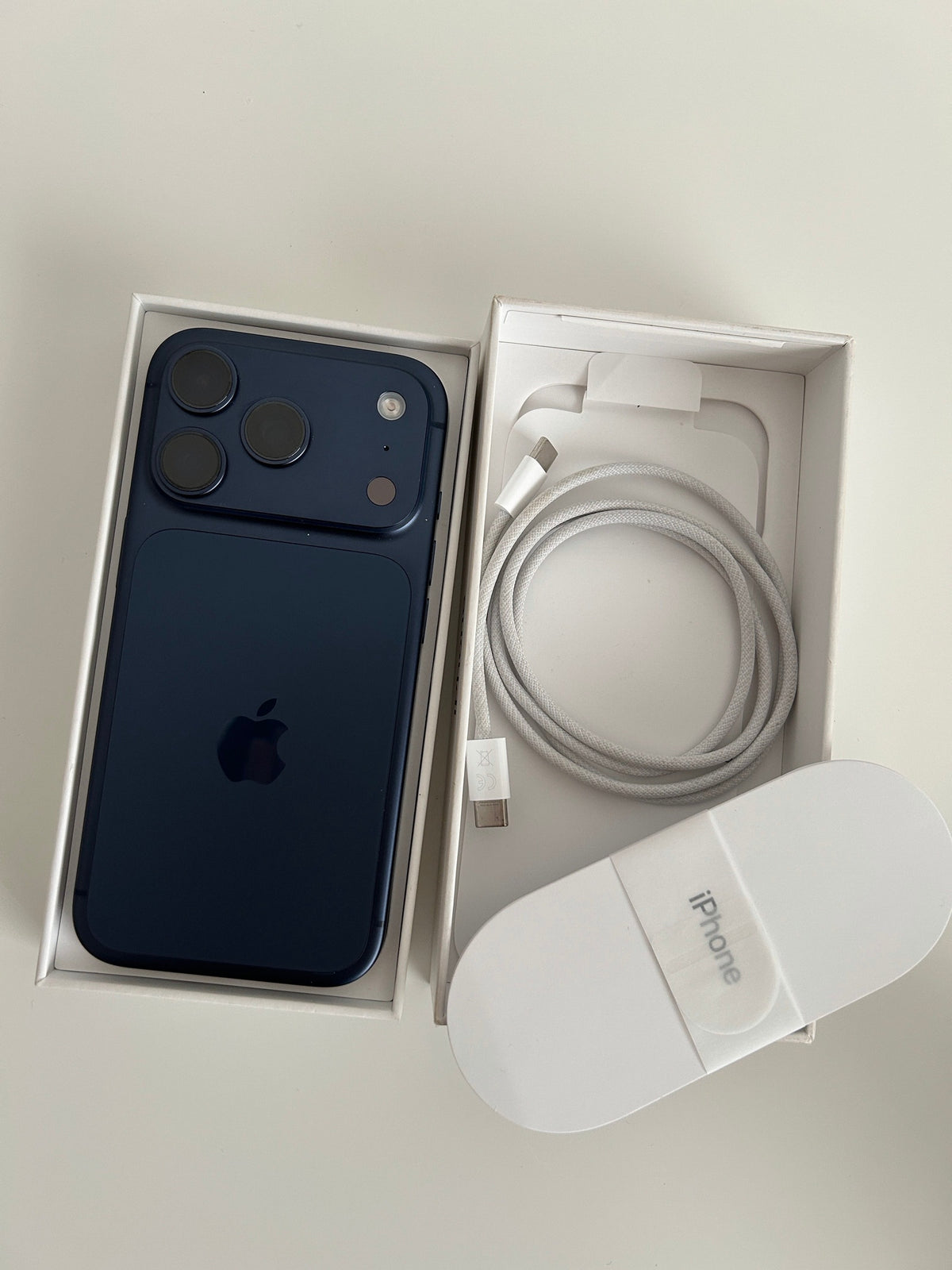 Apple iPhone 17 Pro 256 Go - Bleu - État Excellent (Batterie 100%)
