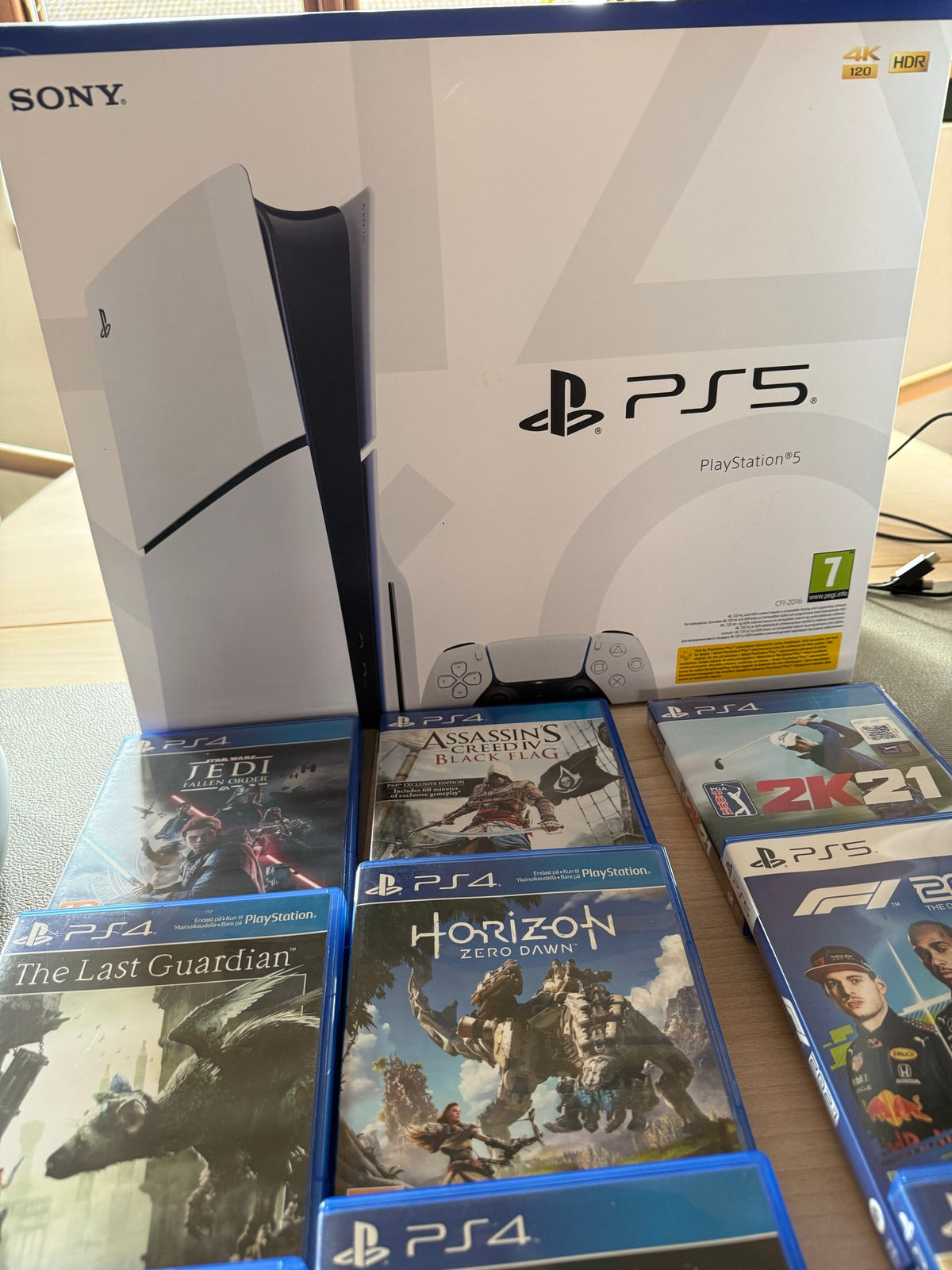 Pack Sony PlayStation 5 Slim 1 To - Console + Manette DualSense + Sélection de Jeux