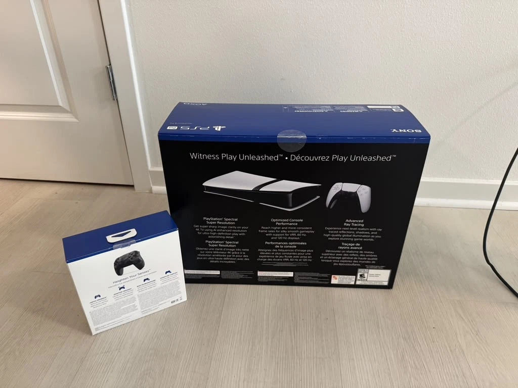 Console Sony PlayStation®5 Pro (2 To SSD - Éditions Digital / Disc-Free) + Manette Sans Fil DualSense™