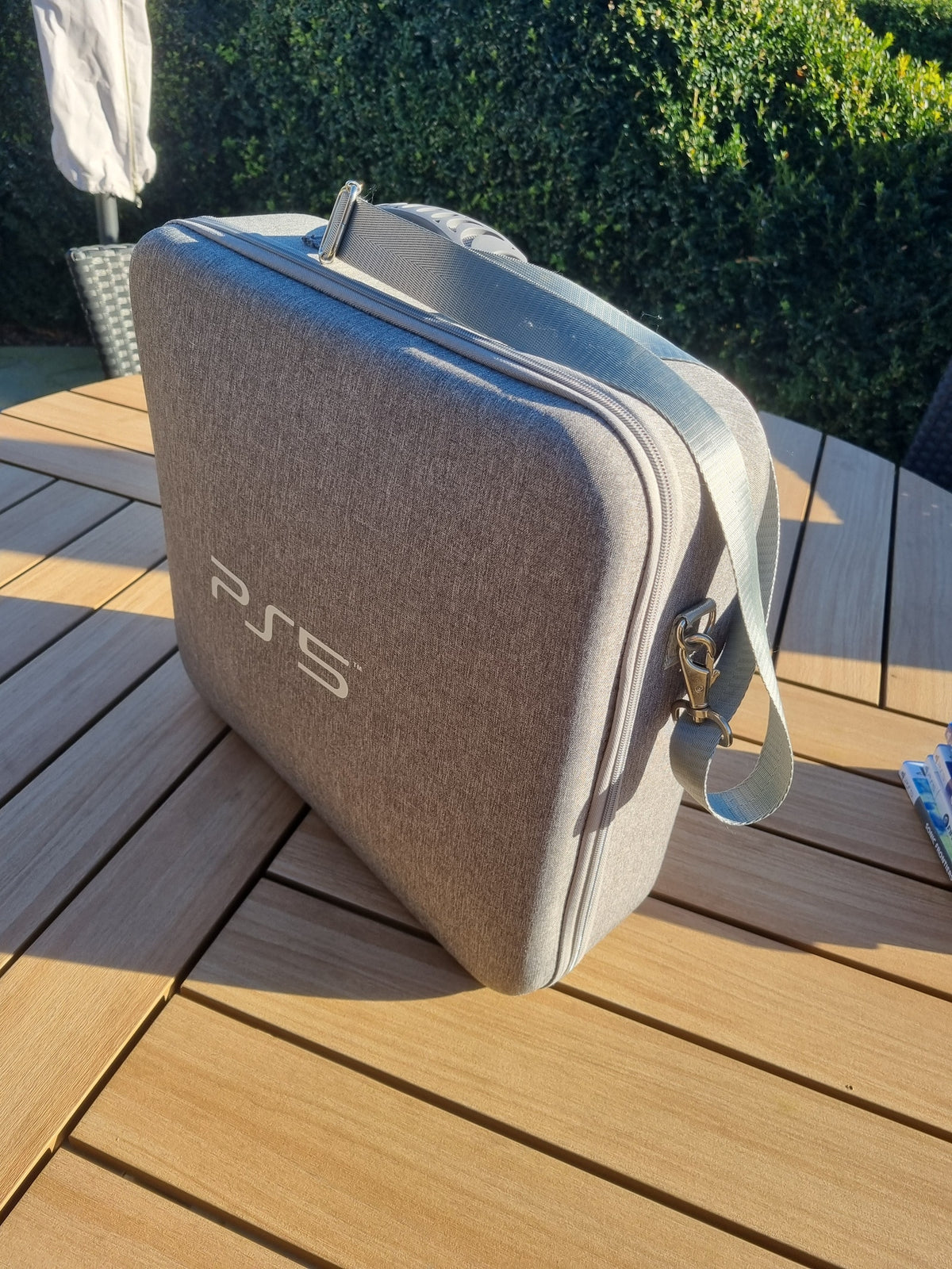 PlayStation 5 Édition Standard (Lecteur Blu-ray Ultra HD) – Pack Complet avec Sac de Transport, 2 Manettes DualSense & 6 Jeux