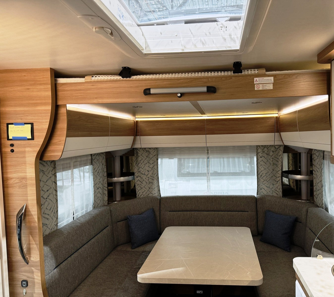 ESPLÉNDIDA CARAVANA HOBBY 515 UHL LUXURY (MODELO 2019)