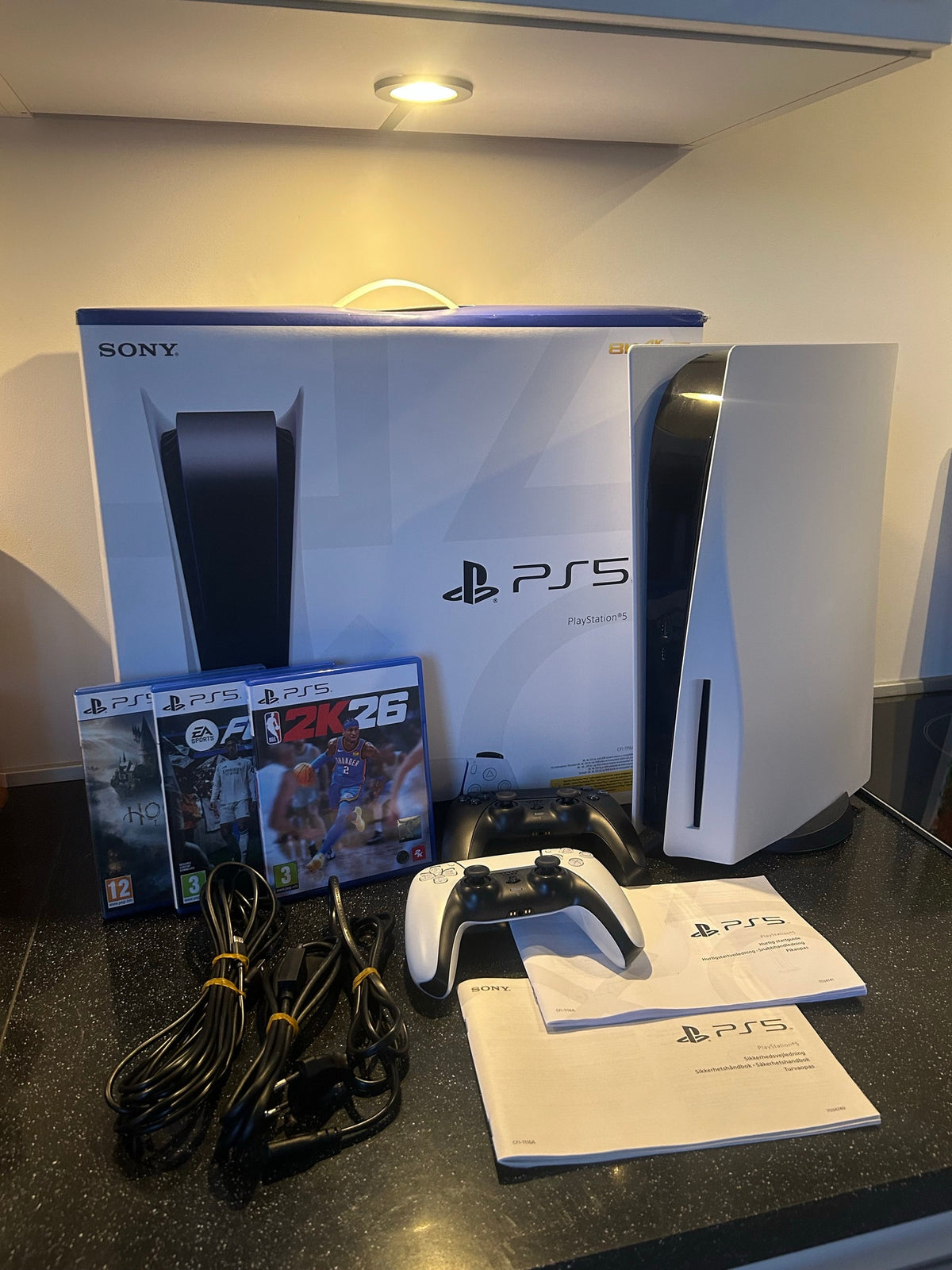 Pack Console Sony PlayStation 5 Standard (825 Go) – 2 Manettes DualSense + 3 Jeux Inclus