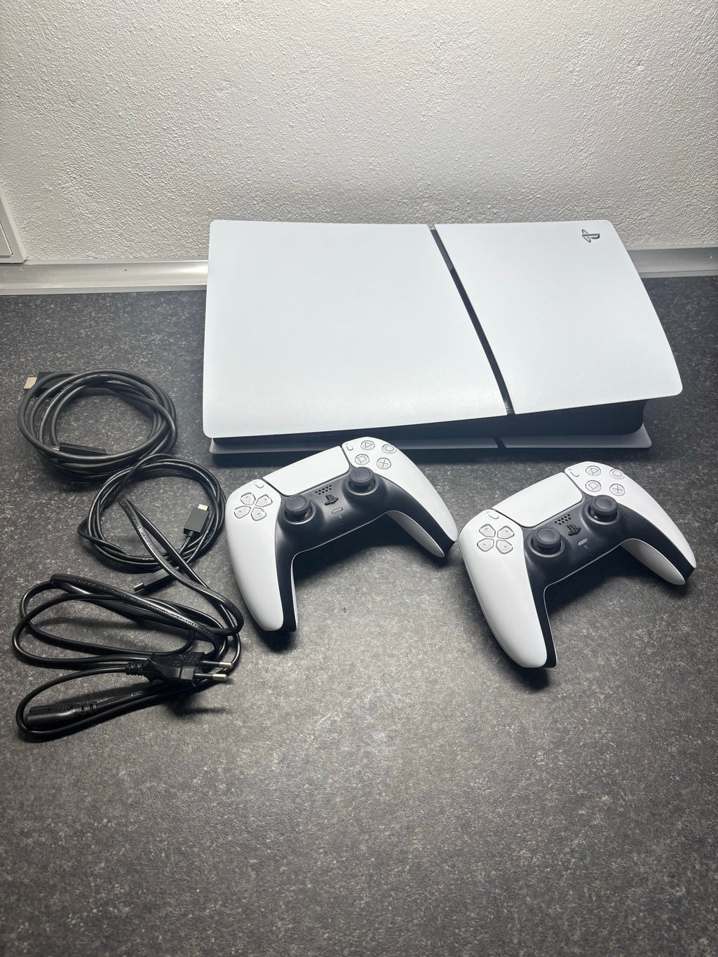 Sony PlayStation 5 Slim + 2 manettes DualSense — Occasion reconditionnée, excellent état