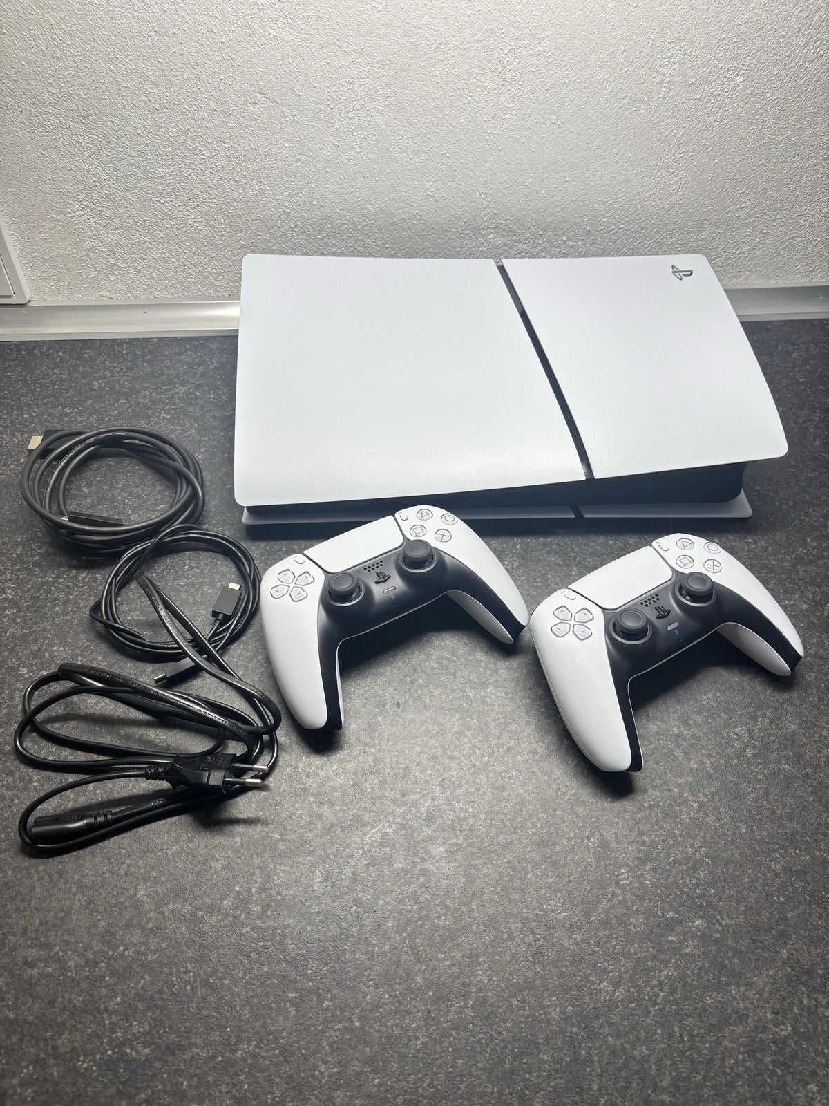 Sony PlayStation 5 Slim + 2 manettes DualSense — Occasion reconditionnée, excellent état