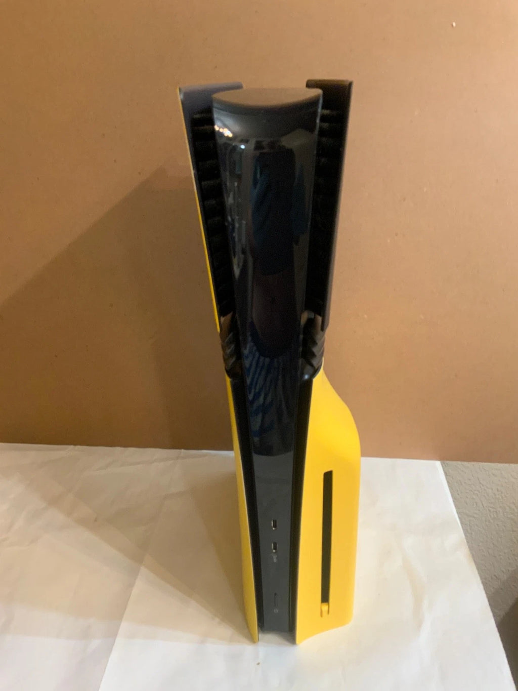 Sony PlayStation 5 Pro 2 To – Édition Spéciale Custom Wolverine (Lecteur de Disque + Manette DualSense Édition Limitée)