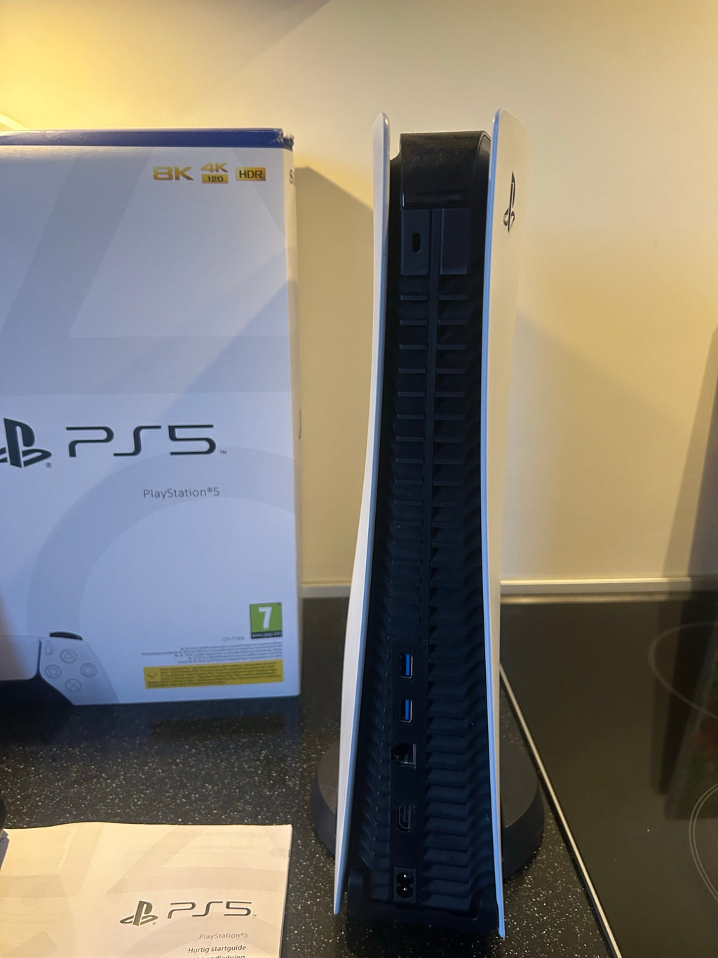 Pack Console Sony PlayStation 5 Standard (825 Go) – 2 Manettes DualSense + 3 Jeux Inclus