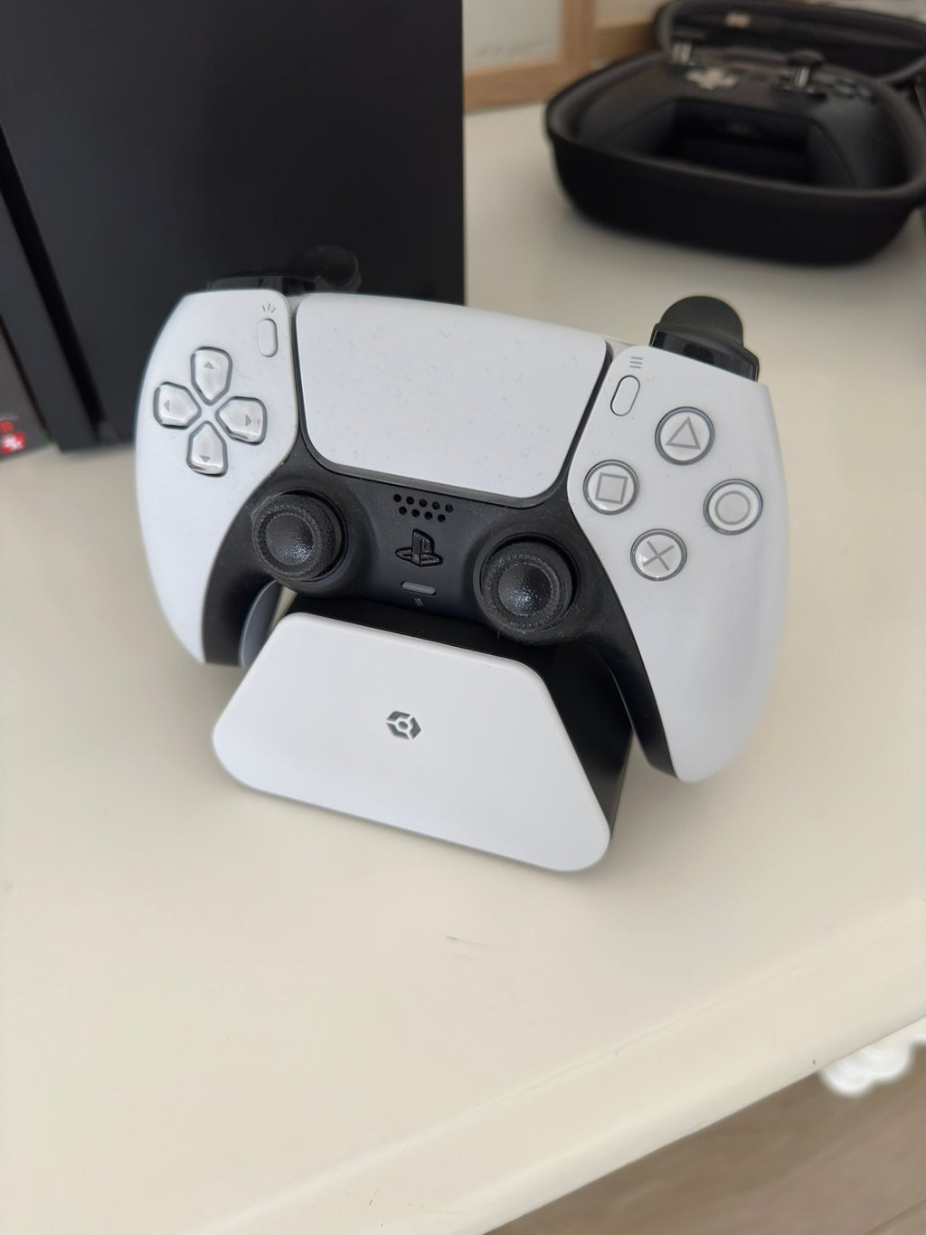 Pack Console Sony PlayStation 5 + 2 Manettes DualSense + Station de Charge Dual + Lot de Jeux