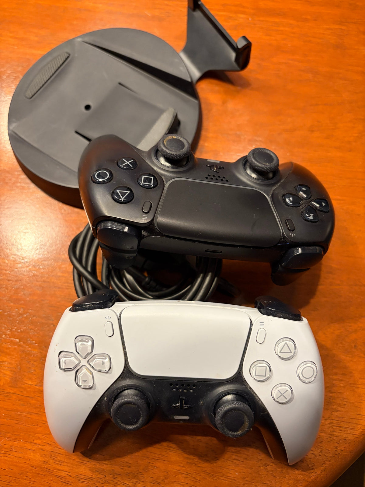 Console Sony PlayStation 5 Standard (Modèle CFI-1116A) – Avec 2 Manettes DualSense & Socle