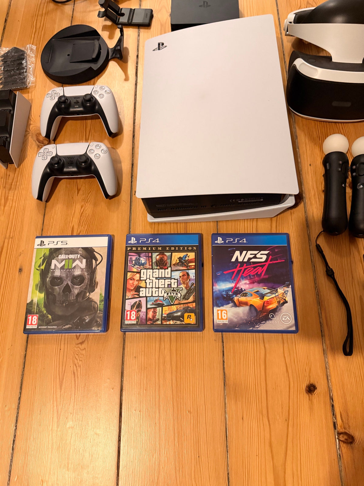 Pack Sony PlayStation 5 Standard Edition + Casque VR (PSVR) + 2 Manettes DualSense + Station de Recharge + Jeux
