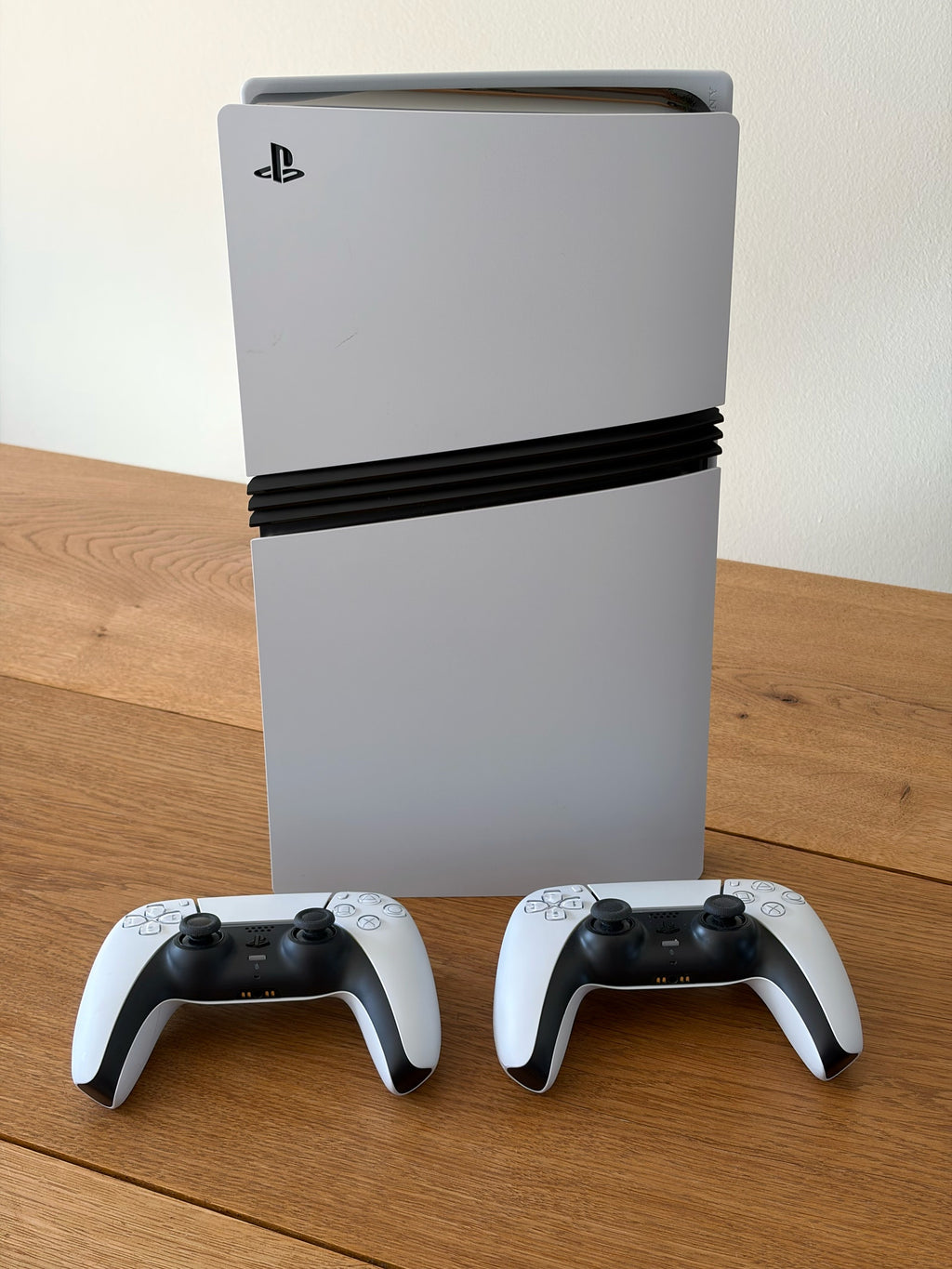 Pack PlayStation 5 Pro 2 To – Contient 2 Manettes DualSense + Station de Refroidissement Maxx Tech DLX LED (État Excellent)
