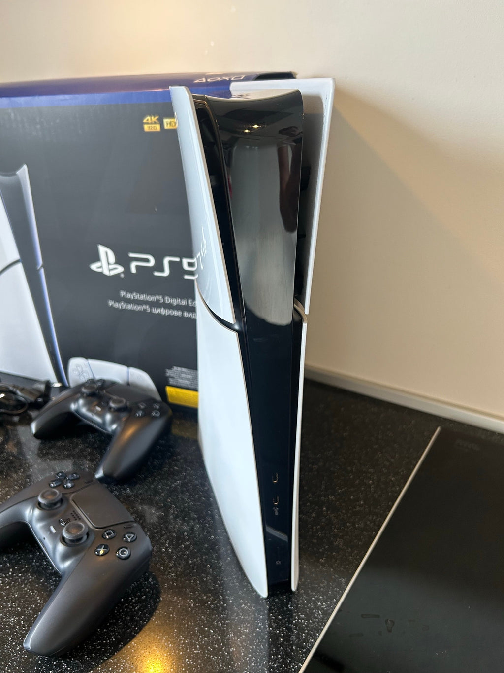 Sony PlayStation 5 Édition Numérique (1 To) – État Neuf + 2 Manettes