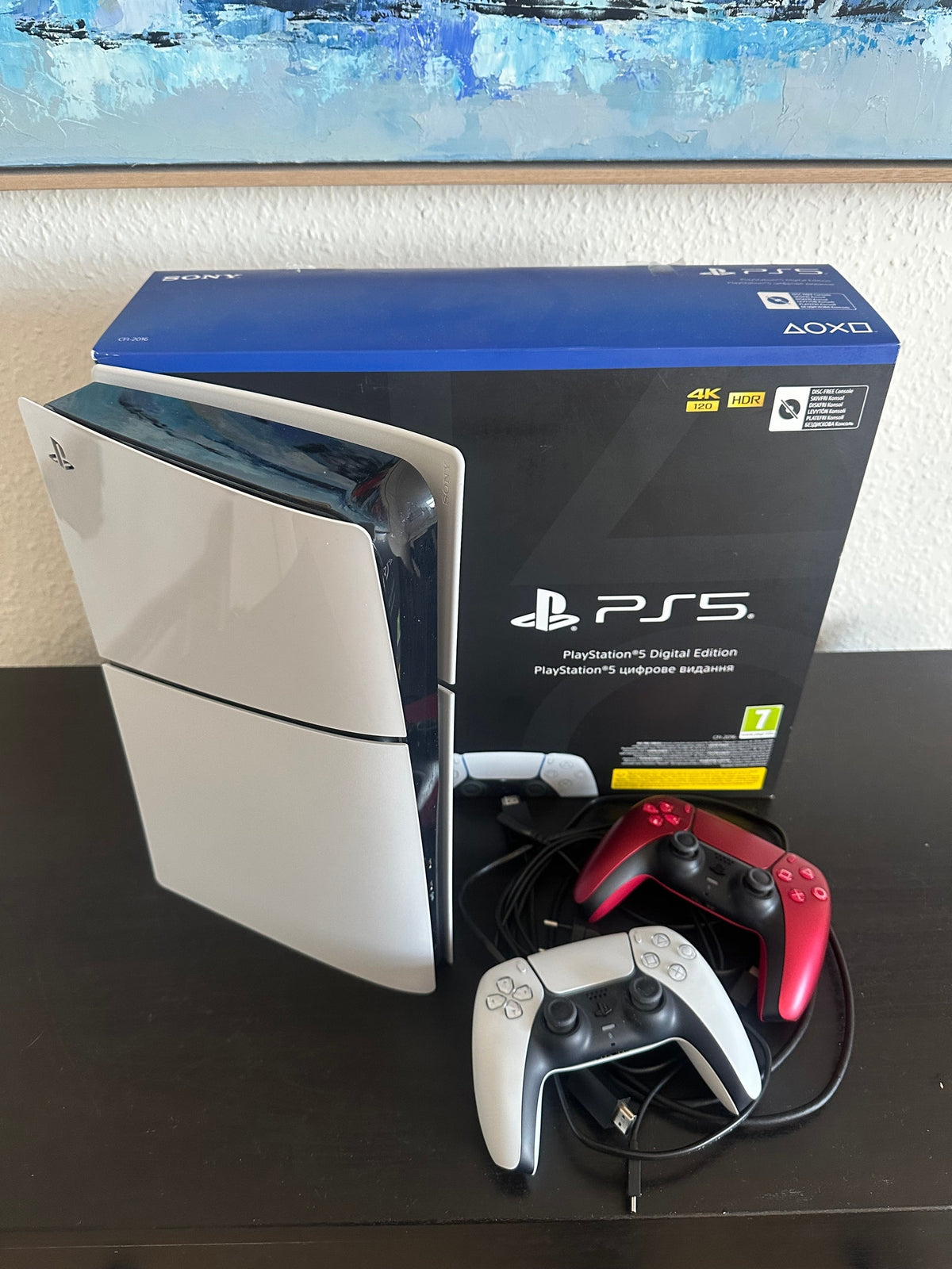 Pack Sony PlayStation®5 Digital Edition (Slim) 825 Go – Inclus 2 Manettes DualSense® (Blanche & Rouge)