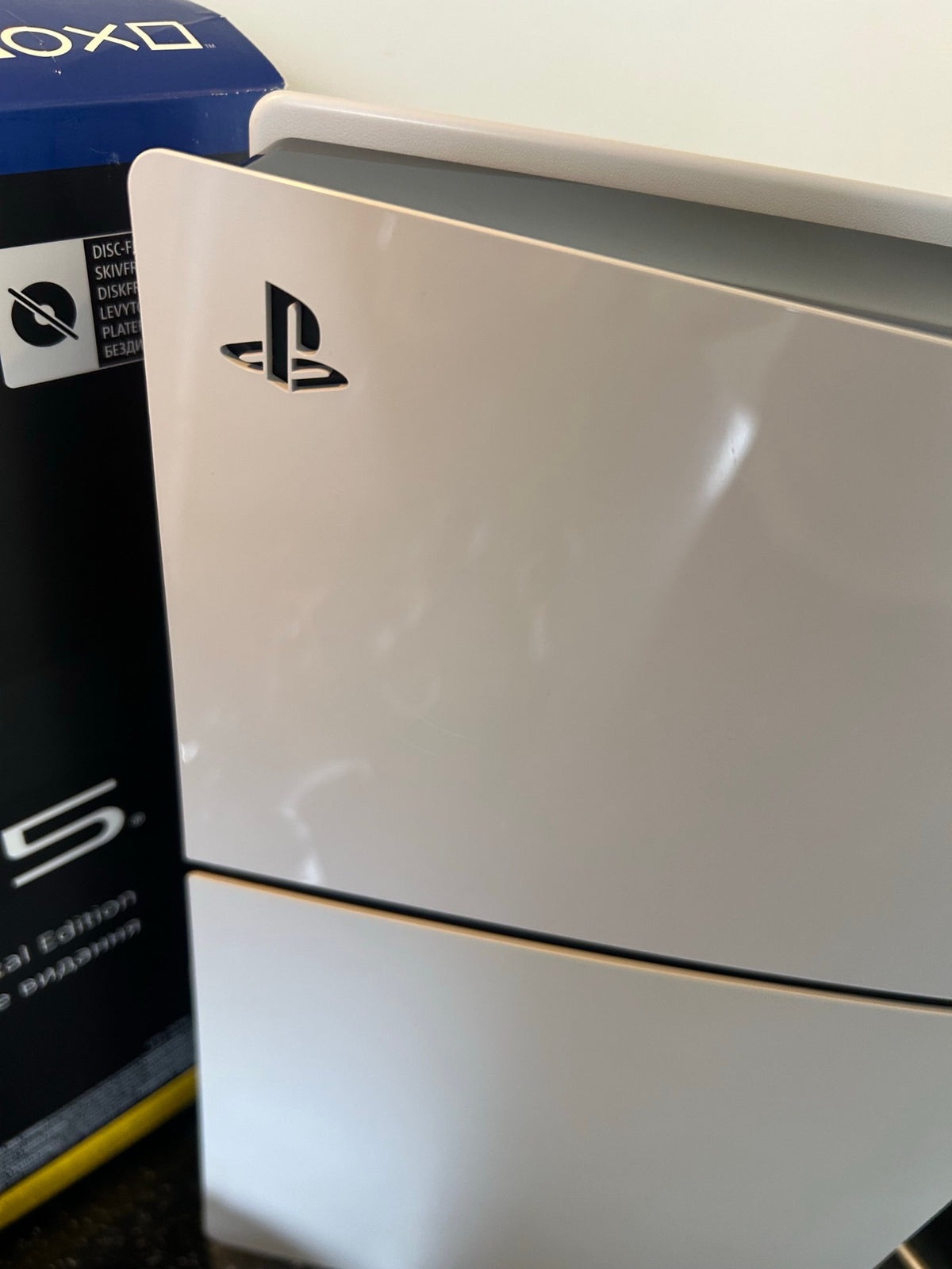 Sony PlayStation 5 Édition Numérique (1 To) – État Neuf + 2 Manettes