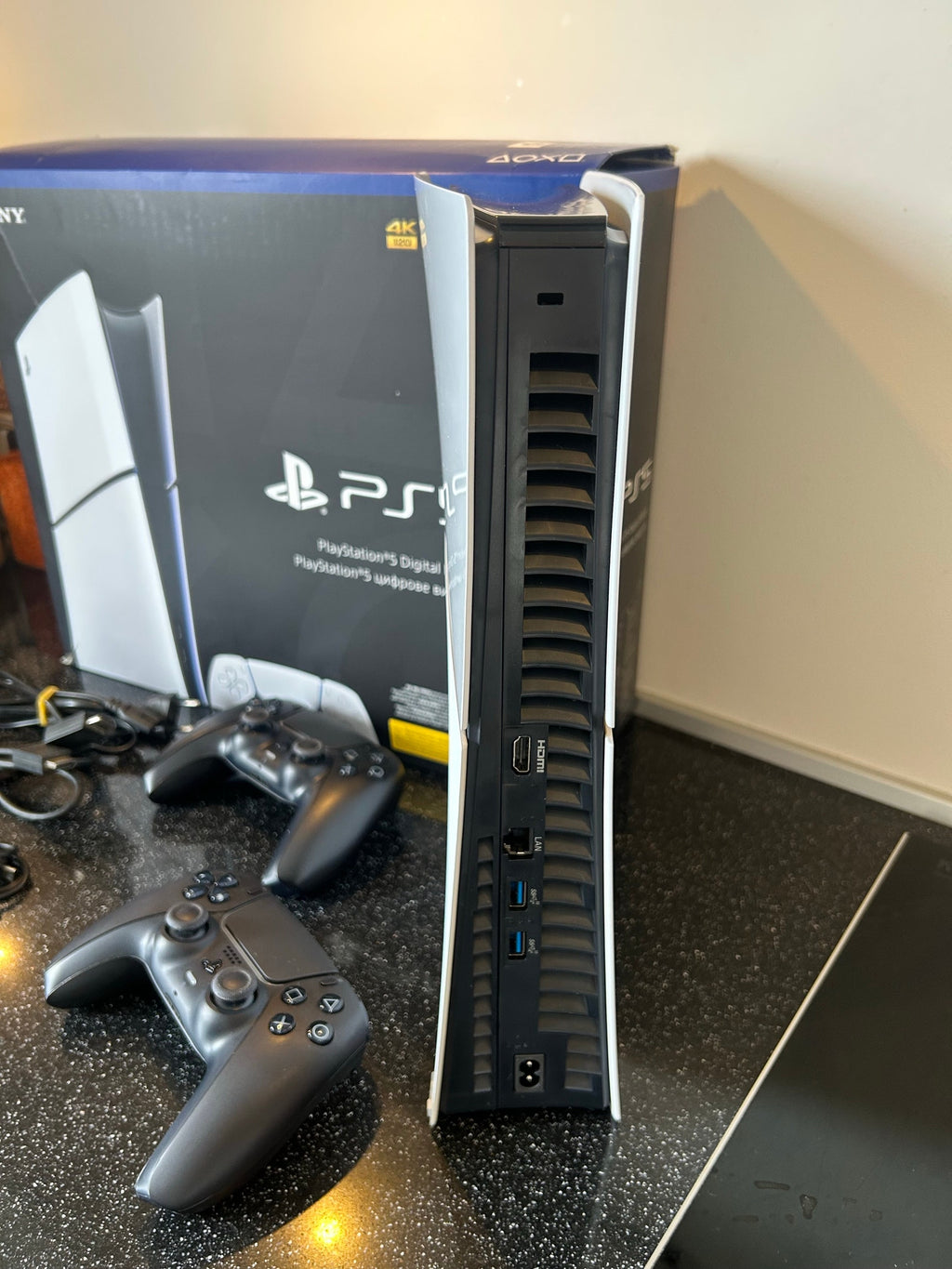 Sony PlayStation 5 Édition Numérique (1 To) – État Neuf + 2 Manettes