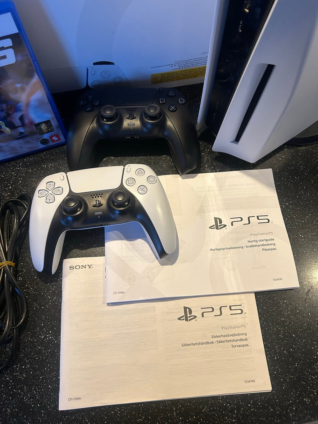 Pack Console Sony PlayStation 5 Standard (825 Go) – 2 Manettes DualSense + 3 Jeux Inclus