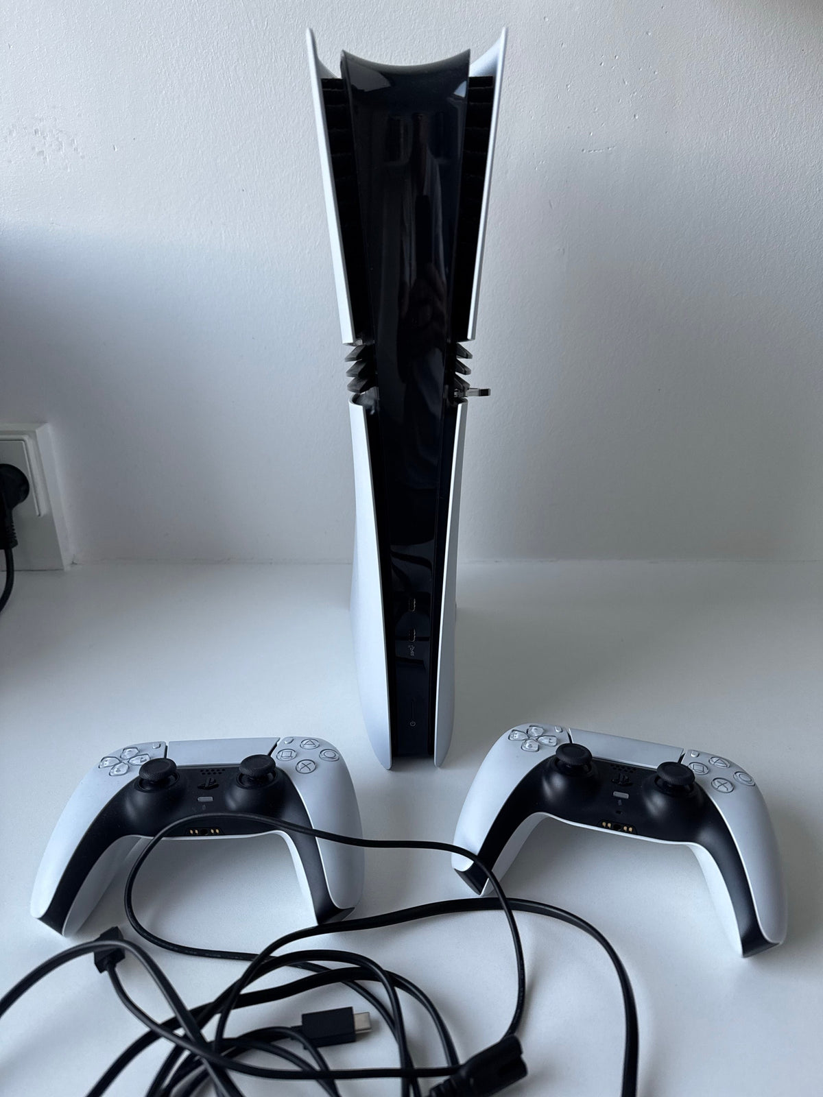 Console Sony PlayStation 5 Pro – Pack avec 2 Manettes DualSense – Reconditionnée / Occasion Garantie