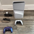 Sony PlayStation 5 Slim (Édition Disque) 1 To – CFI-2015 + 2 Manettes DualSense (Blanche & Violette) - [PROMO VACANCES]