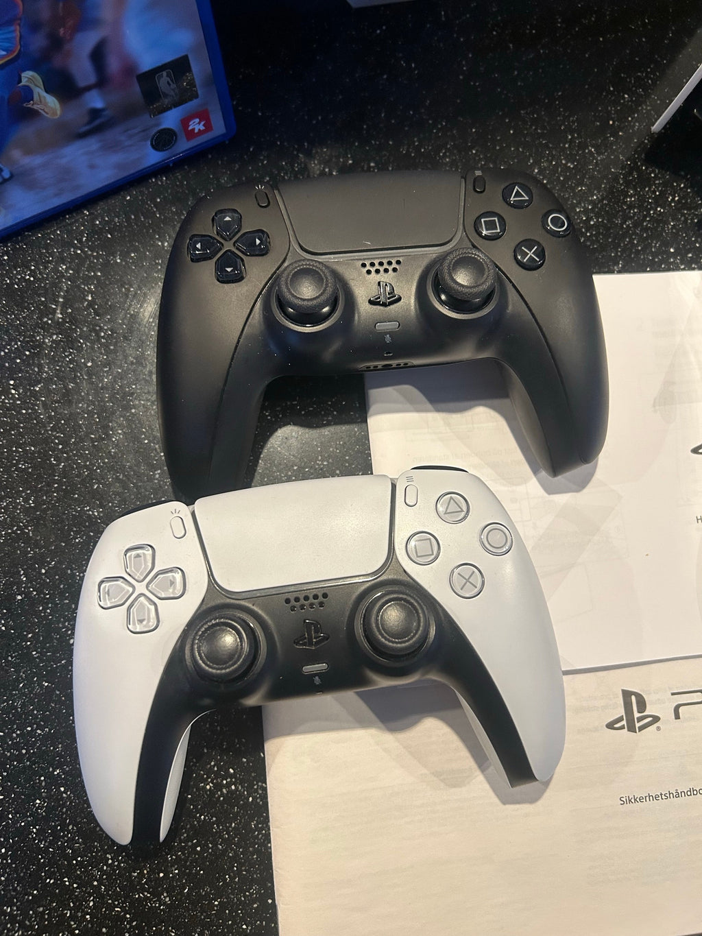 Pack Console Sony PlayStation 5 Standard (825 Go) – 2 Manettes DualSense + 3 Jeux Inclus