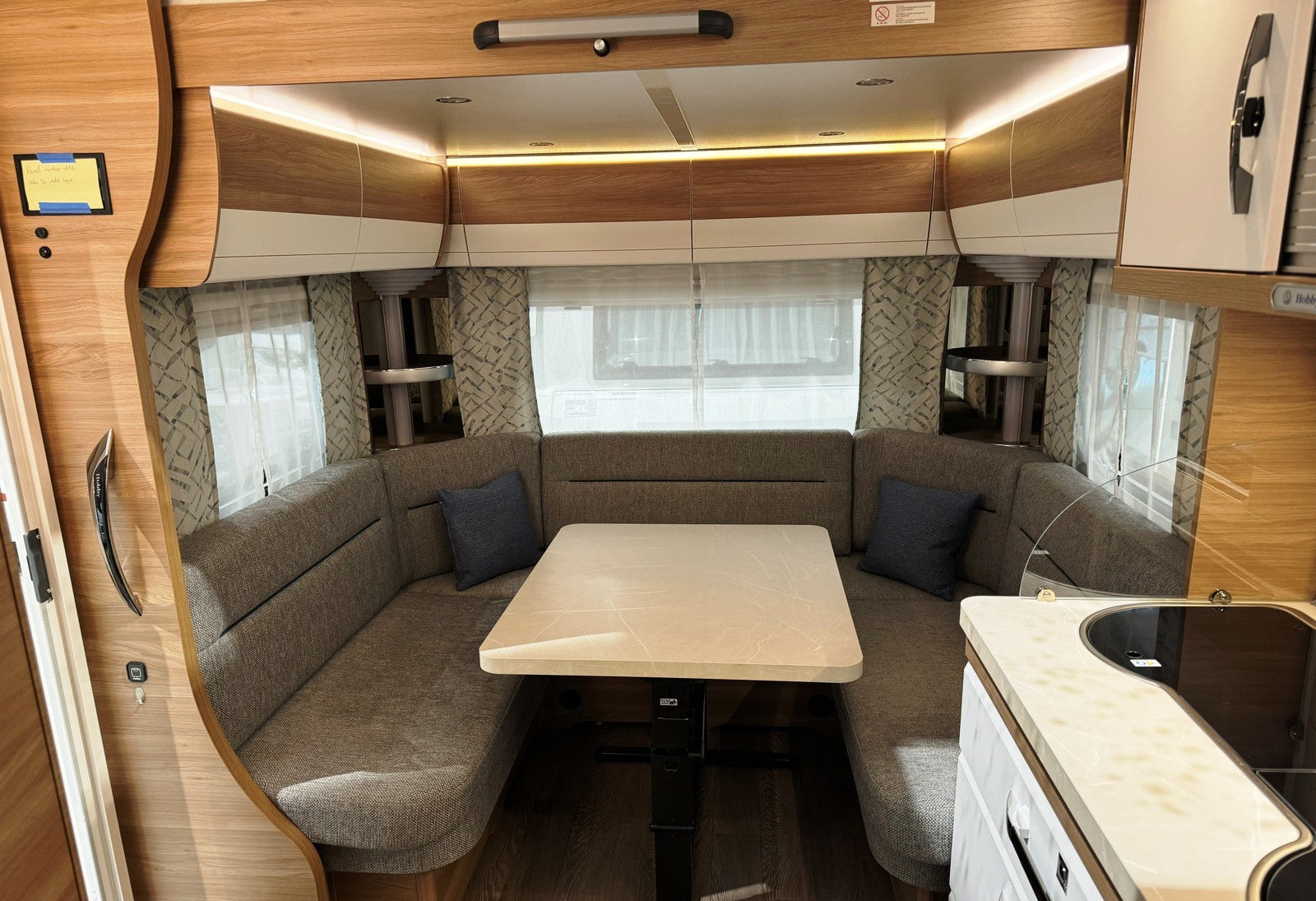 ESPLÉNDIDA CARAVANA HOBBY 515 UHL LUXURY (MODELO 2019)