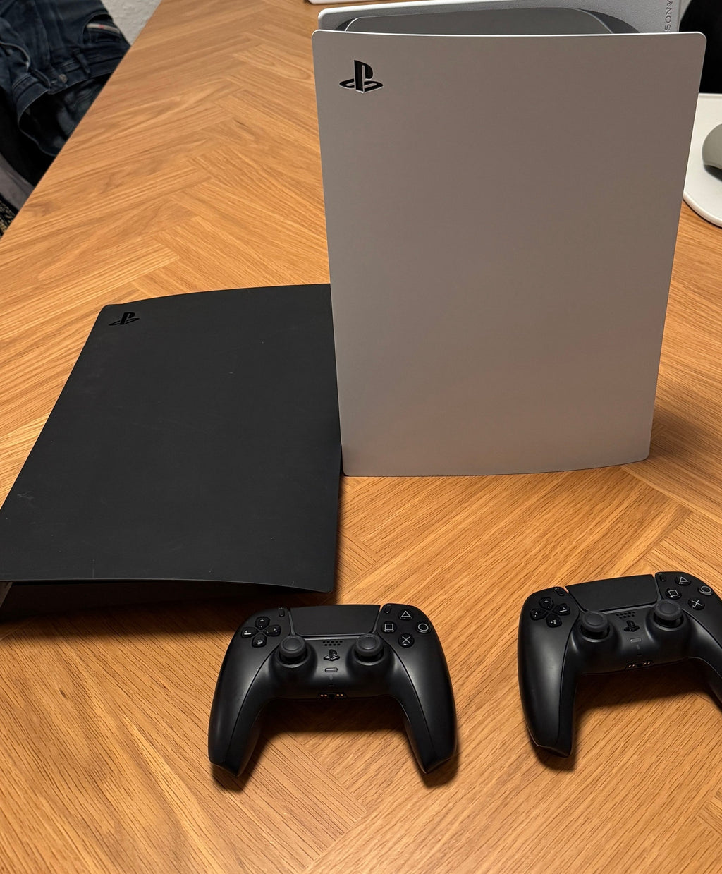 Sony PlayStation 5 Édition Disque + 2 DualSense noires et façades noir/blanc