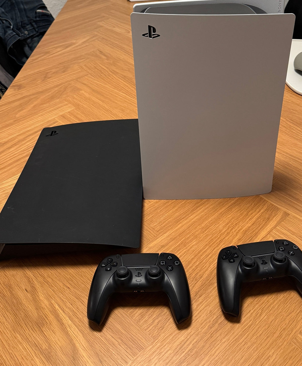 Sony PlayStation 5 Édition Disque + 2 DualSense noires et façades noir/blanc