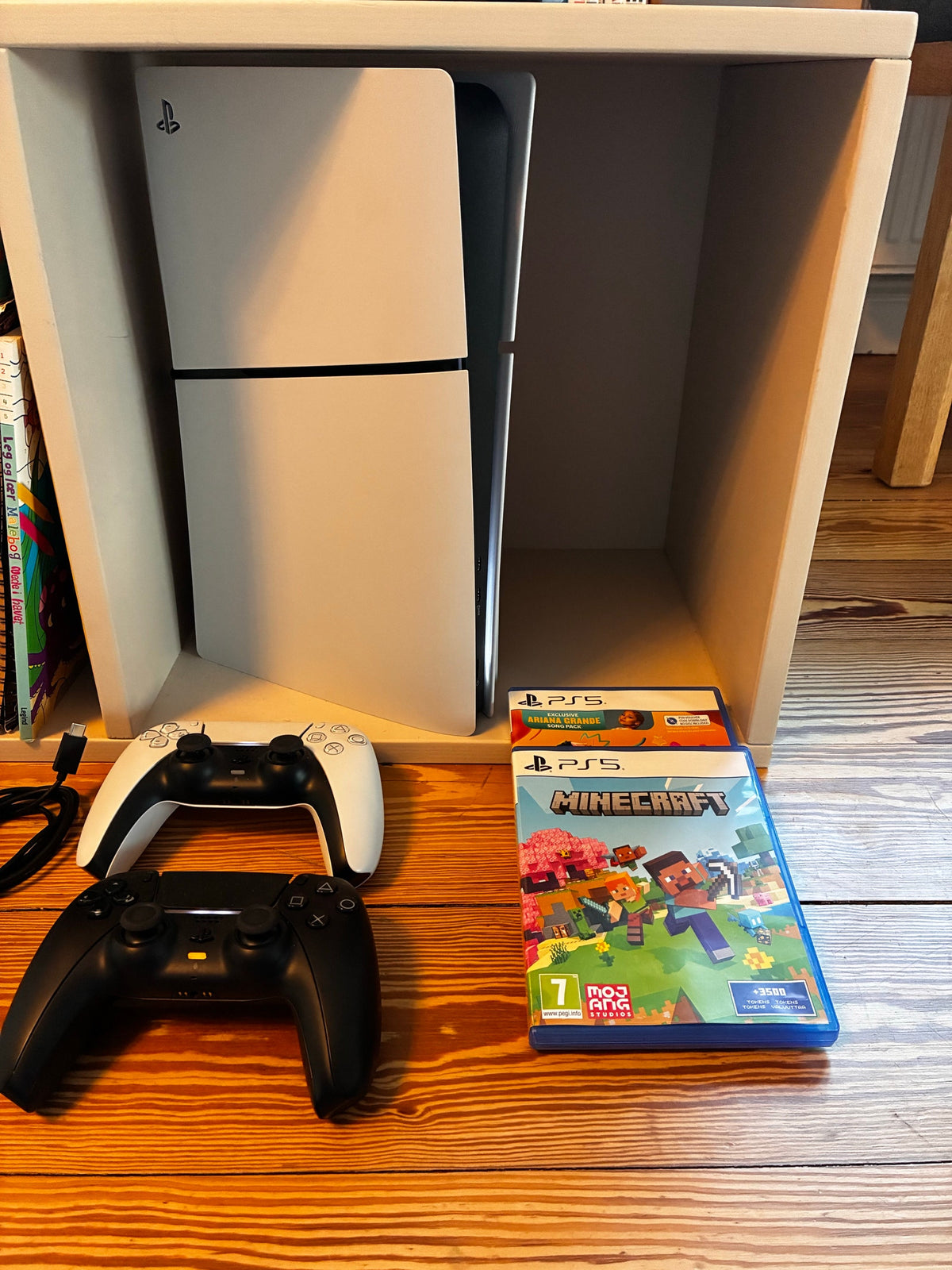 Pack Console Sony PlayStation 5 Slim (Édition Disque) + 2 Manettes DualSense (Blanche & Noire) + 2 Jeux PS5