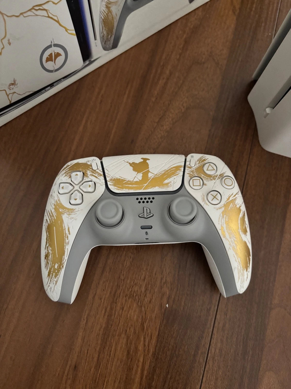 PlayStation 5 Slim 1 To Édition Limitée Gold Ghost of Yōtei™ – Avec Lecteur de Disque & Manette DualSense Assortie