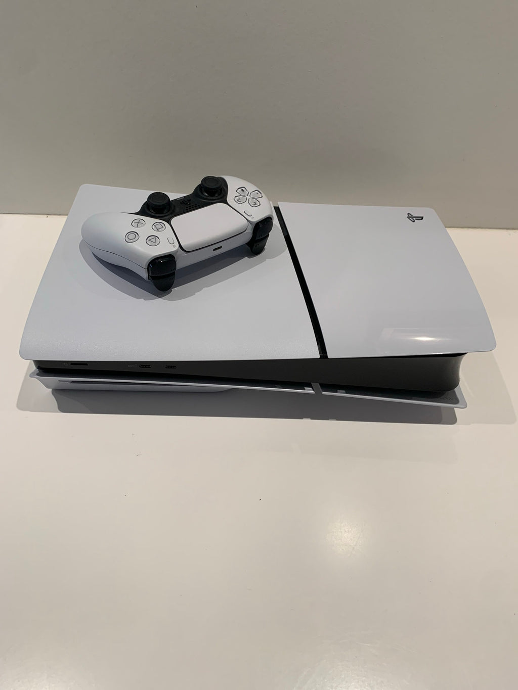 PlayStation 5 Slim Standard Edition (Avec Lecteur) + Manette DualSense – État Excellent