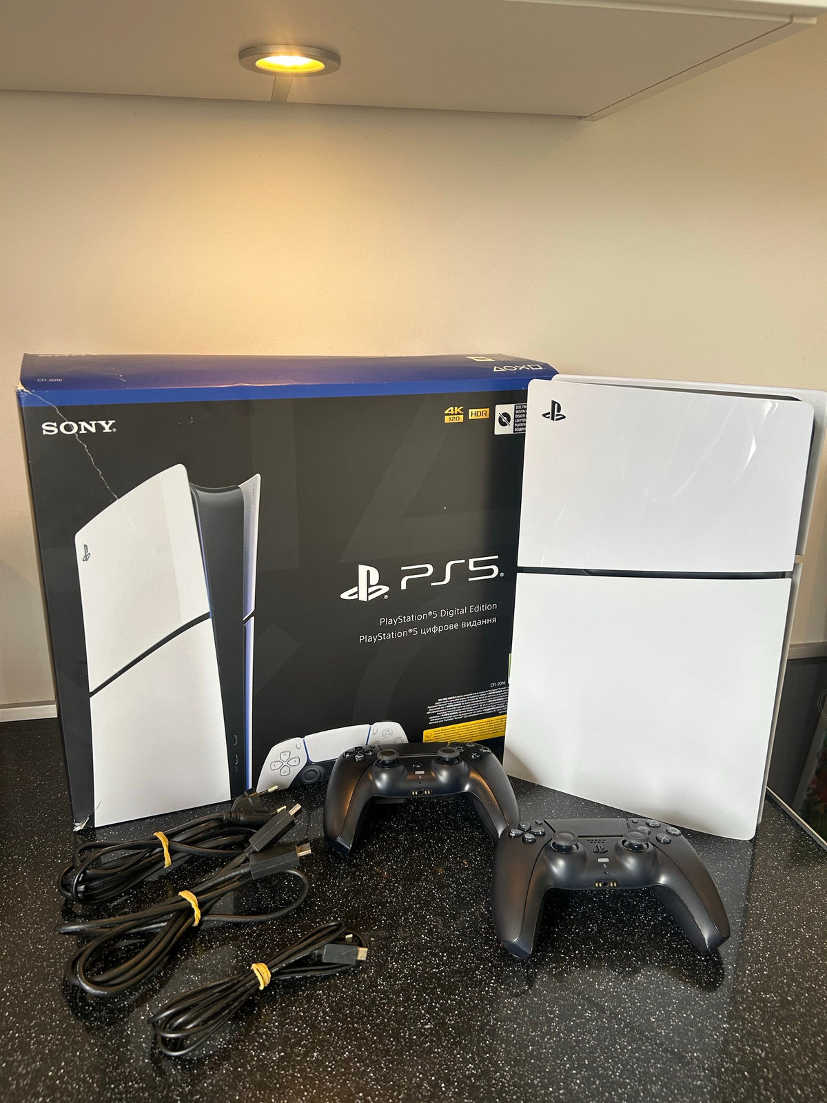 Sony PlayStation 5 Édition Numérique (1 To) – État Neuf + 2 Manettes