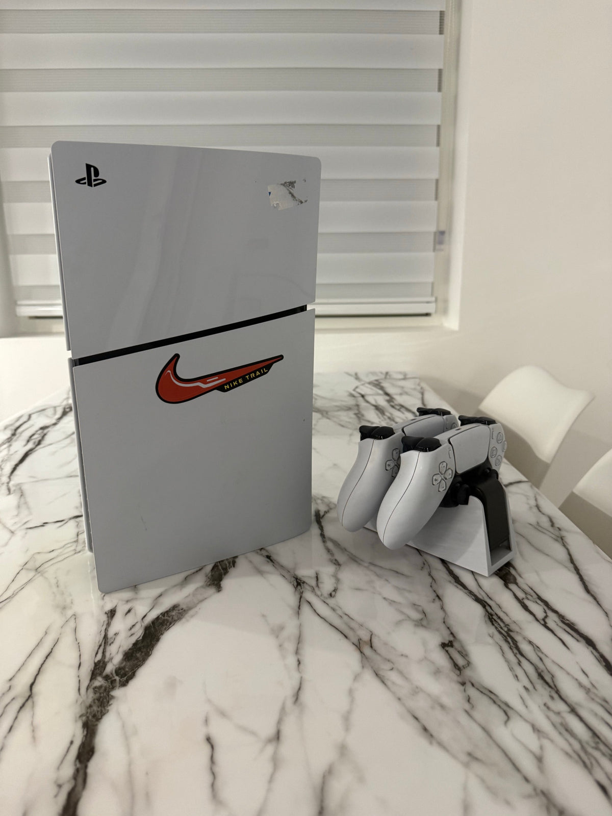 Sony PlayStation 5 Slim (Édition Blanche) + 2 Manettes DualSense + Station de Recharge