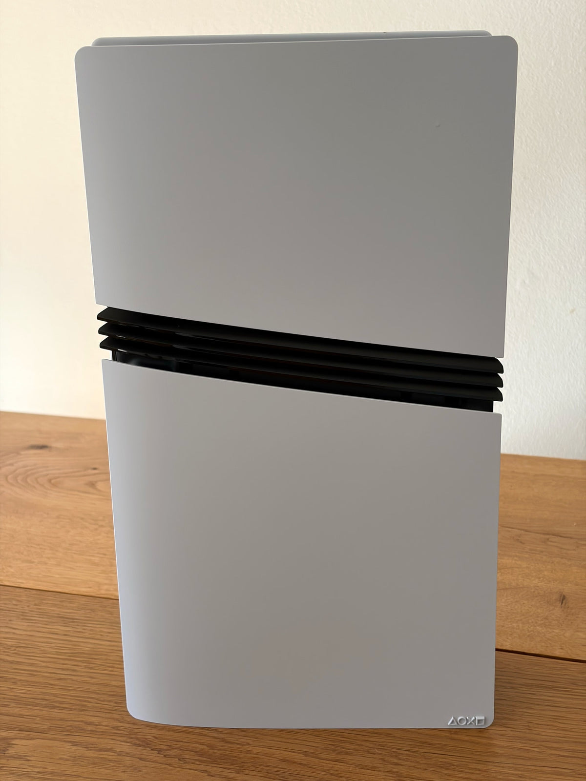 Pack PlayStation 5 Pro 2 To – Contient 2 Manettes DualSense + Station de Refroidissement Maxx Tech DLX LED (État Excellent)