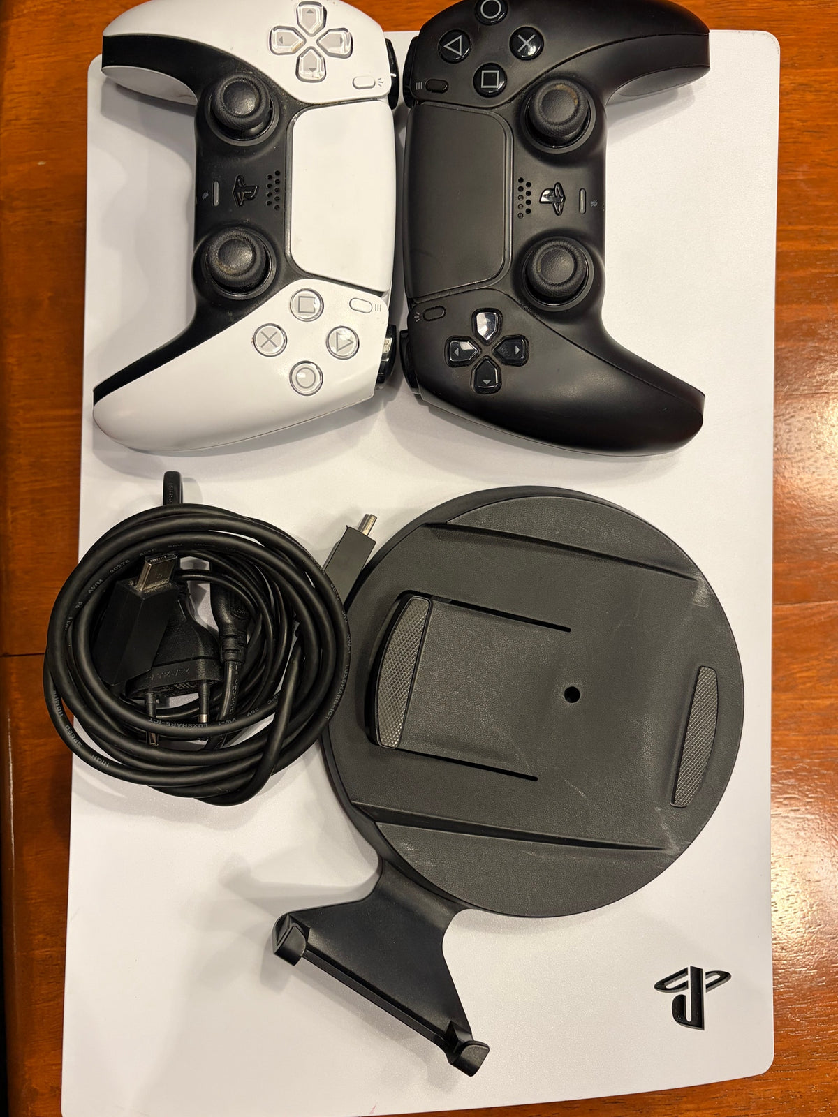 Console Sony PlayStation 5 Standard (Modèle CFI-1116A) – Avec 2 Manettes DualSense & Socle