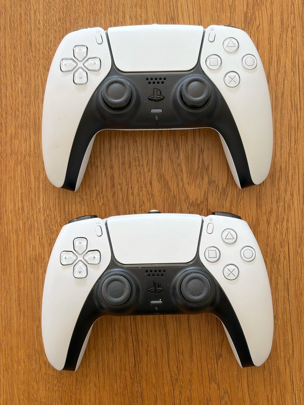 Pack PlayStation 5 Pro 2 To – Contient 2 Manettes DualSense + Station de Refroidissement Maxx Tech DLX LED (État Excellent)