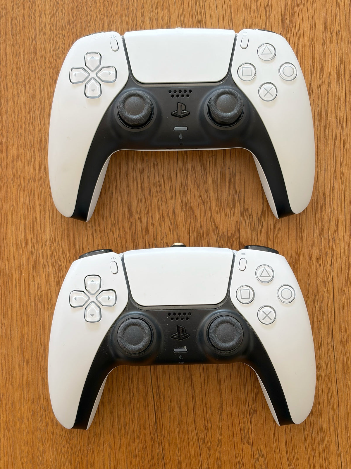 Pack PlayStation 5 Pro 2 To – Contient 2 Manettes DualSense + Station de Refroidissement Maxx Tech DLX LED (État Excellent)