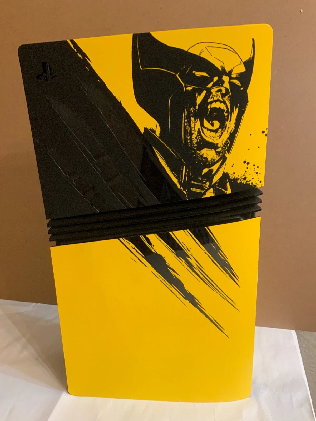 Sony PlayStation 5 Pro 2 To – Édition Spéciale Custom Wolverine (Lecteur de Disque + Manette DualSense Édition Limitée)