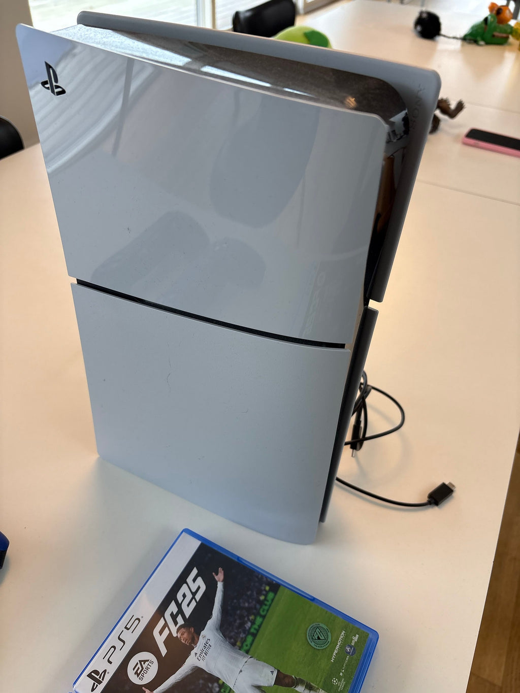 Pack Sony PlayStation 5 Slim avec lecteur – 1 To SSD + 2 DualSense + EA Sports FC 25 & FC 26