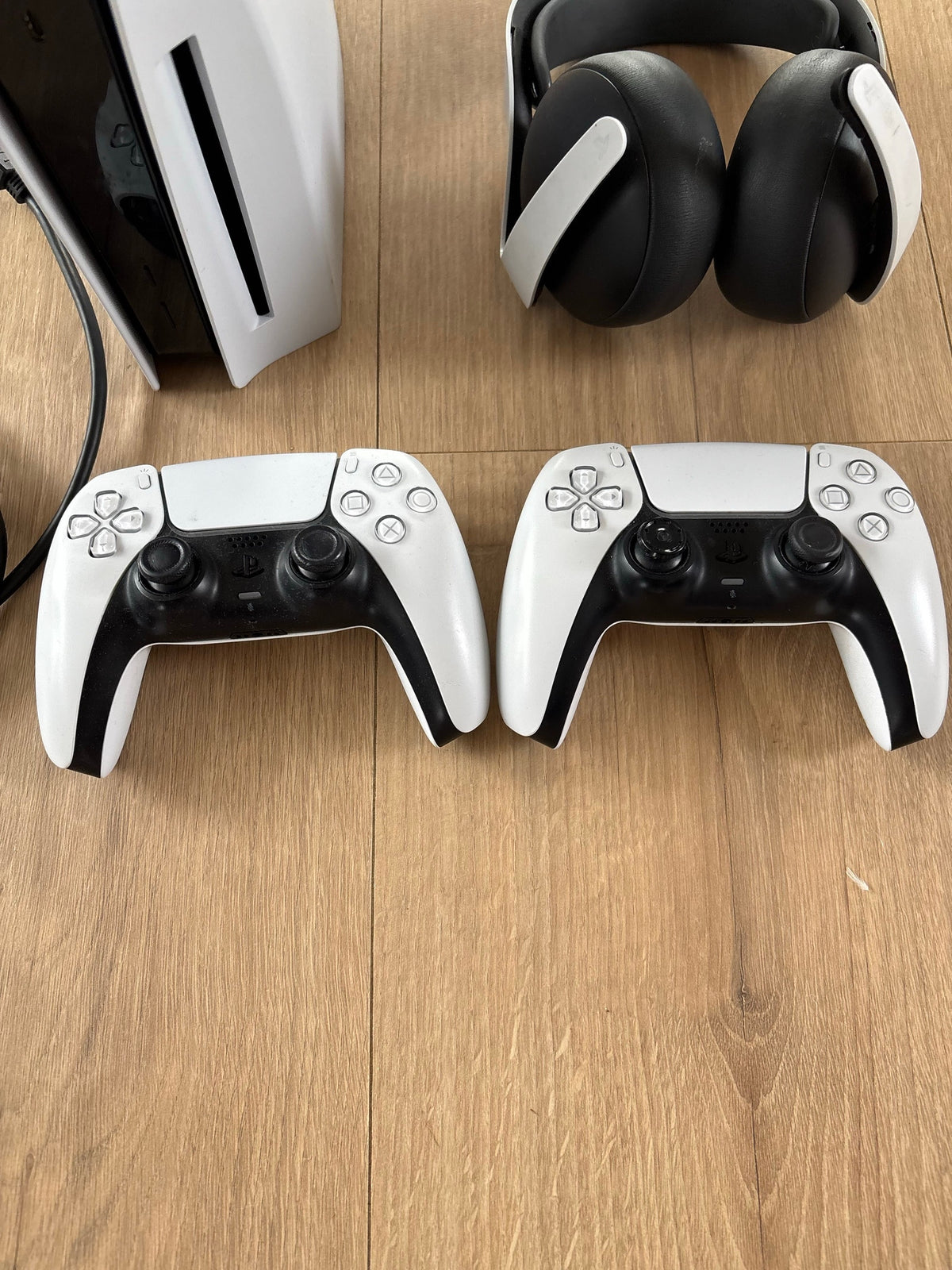 Sony PlayStation 5 Disc Edition – Pack Complet avec 2 Manettes DualSense + Casque Sans Fil Pulse Elite