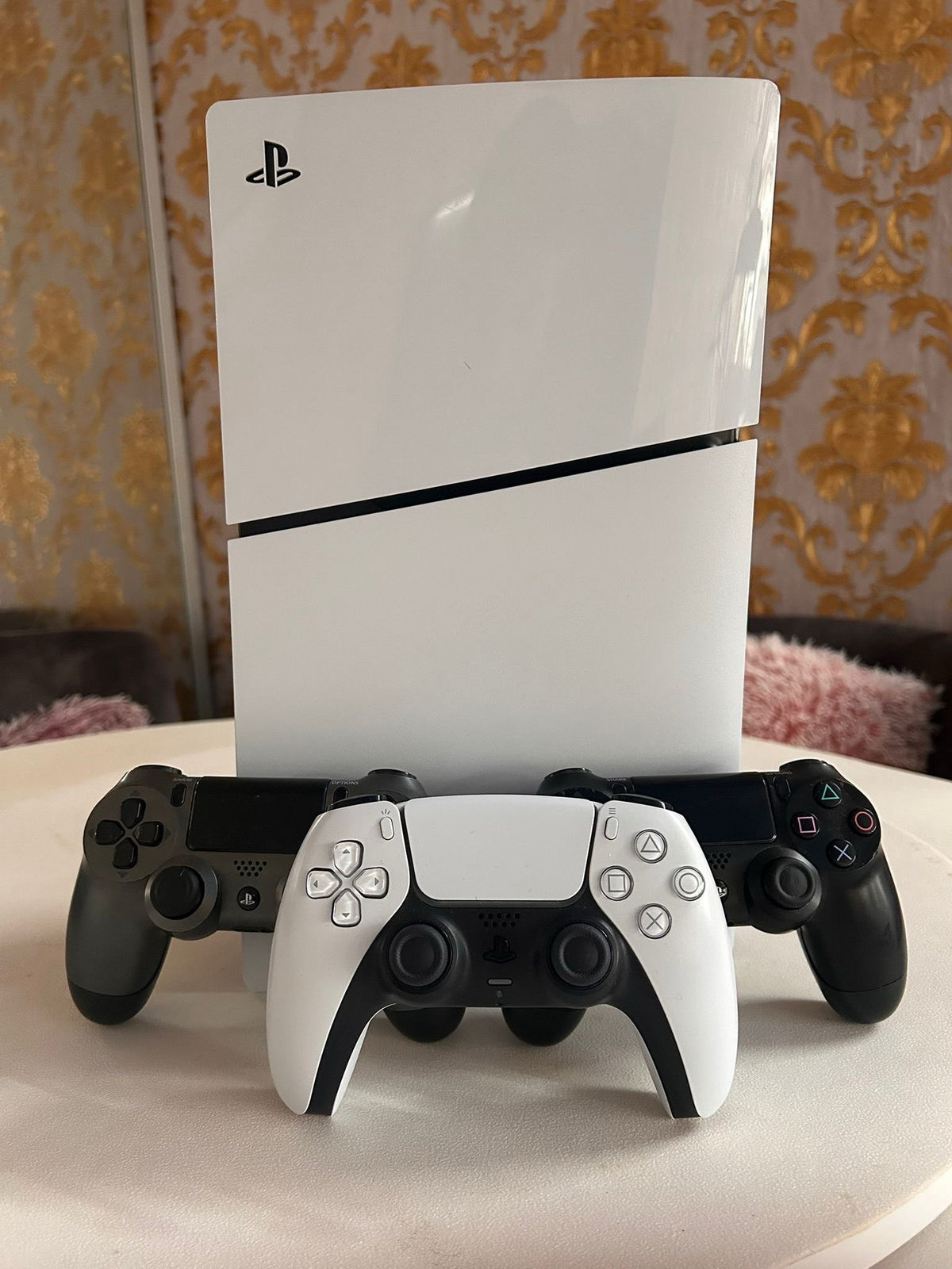 Sony PlayStation 5 Slim Disc Edition – Mega Pack avec 3 Manettes + 6 Jeux Physiques (GTA V, FIFA 23, The Last of Us...)