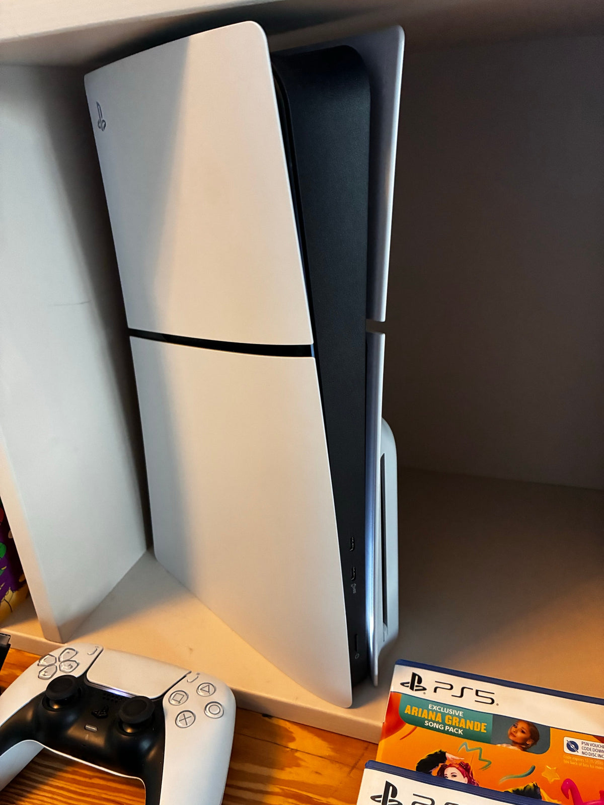 Pack Console Sony PlayStation 5 Slim (Édition Disque) + 2 Manettes DualSense (Blanche & Noire) + 2 Jeux PS5