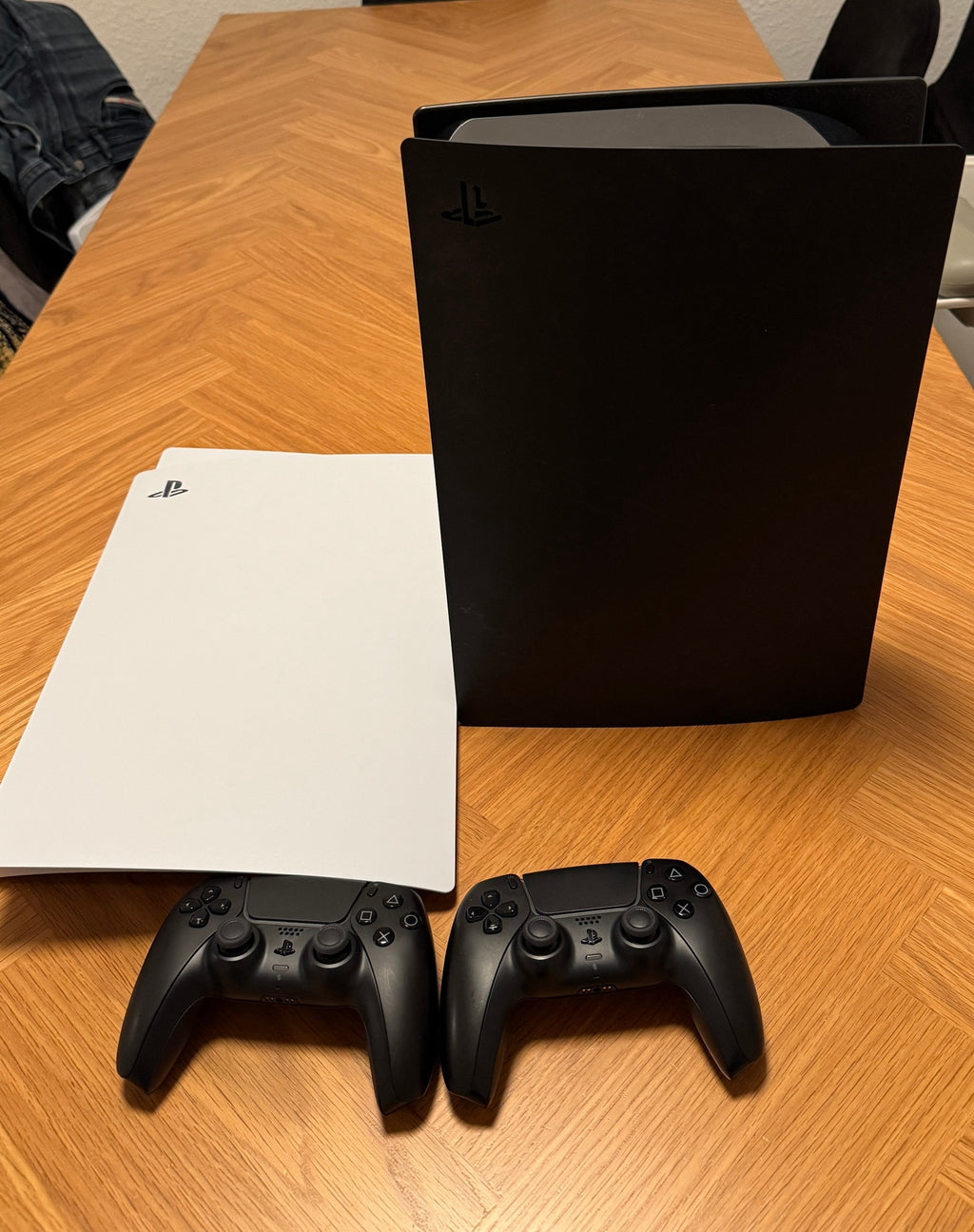Sony PlayStation 5 Édition Disque + 2 DualSense noires et façades noir/blanc