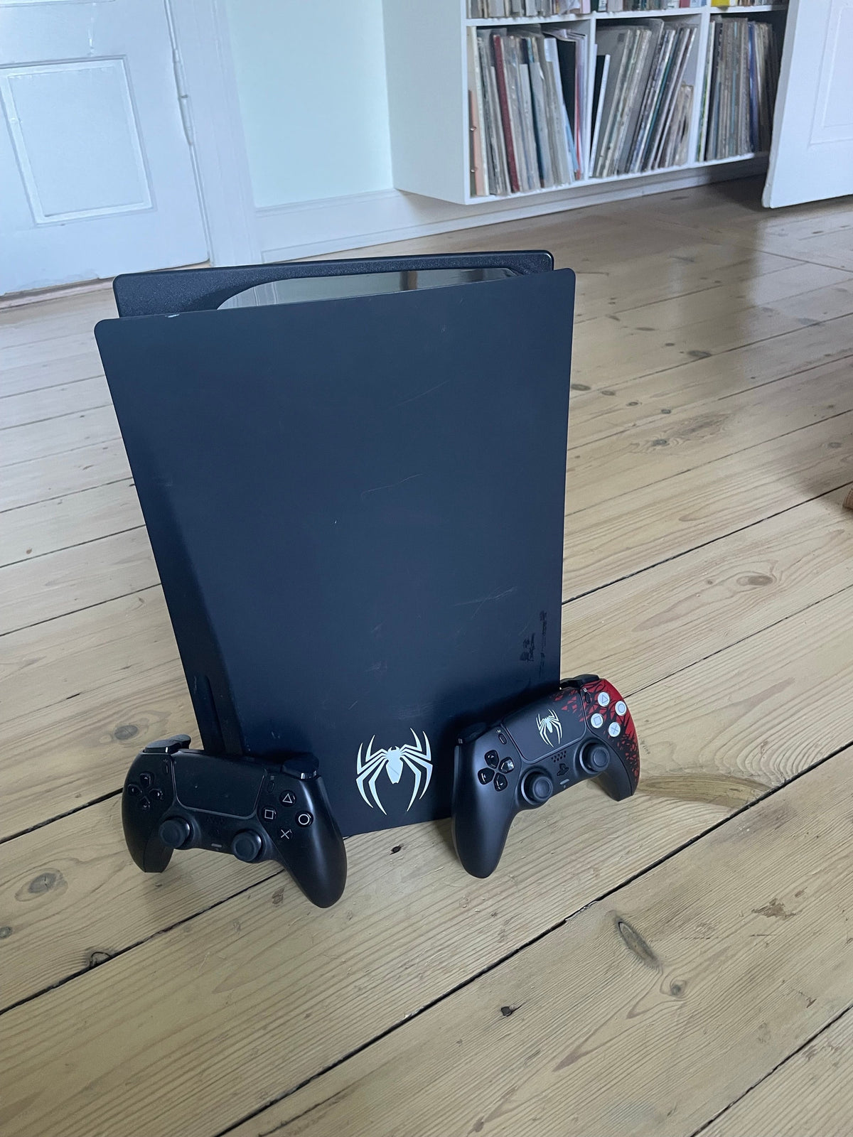 Sony PlayStation 5 Édition Limitée Marvel's Spider-Man 2 + 2 Manettes DualSense — Occasion Reconditionnée