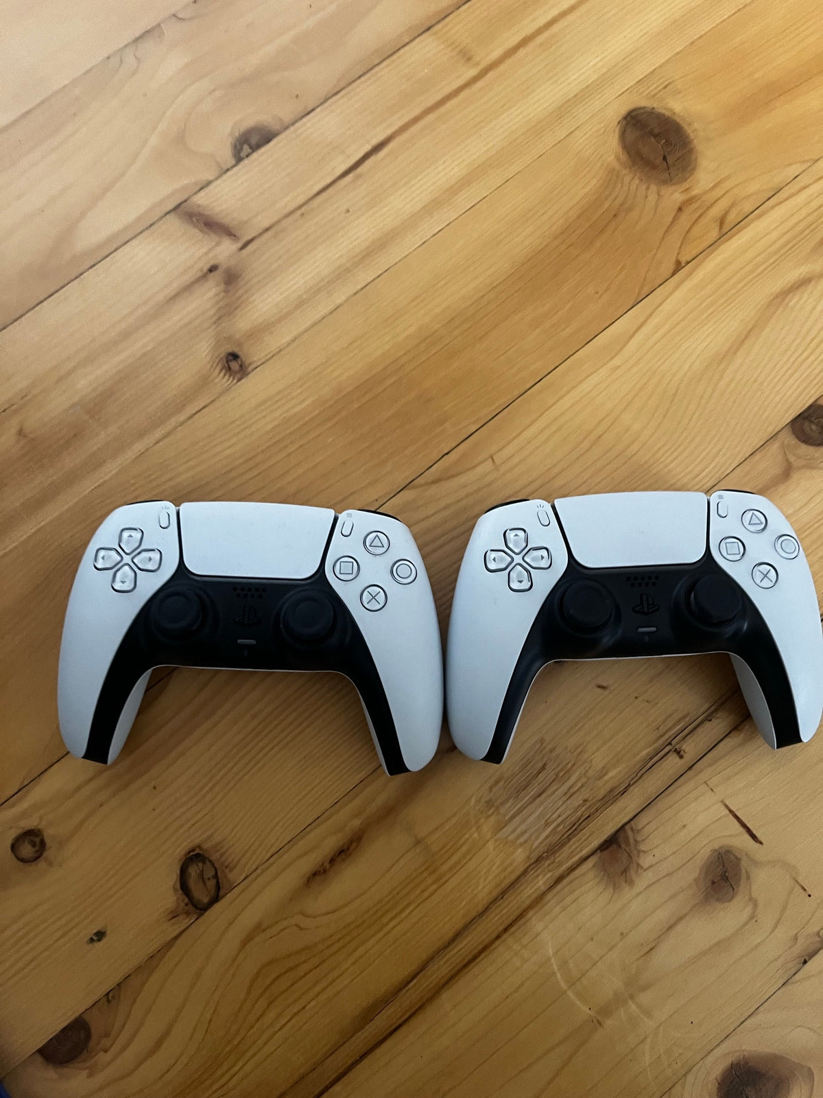 Pack Console Sony PlayStation 5 (Édition Slim avec Lecteur) + 2 Manettes DualSense + Casque Gamer + 5 Jeux Inclus